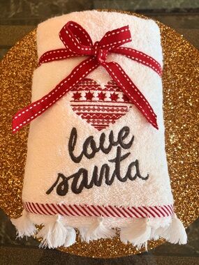 Love Santa NWT Embroidered White Holiday Set of 2 18" x 27" Towels with Red Bow.